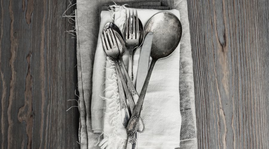 Various pieces of cutlery 