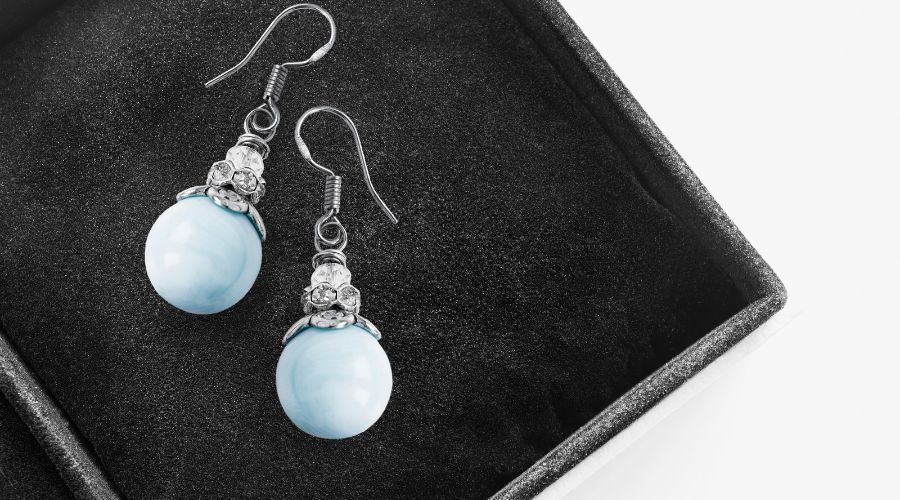 Storing jewellery to prevent tarnishing 