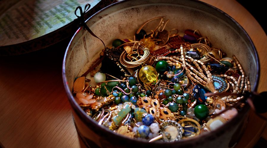 Store jewellery to prevent tarnishing