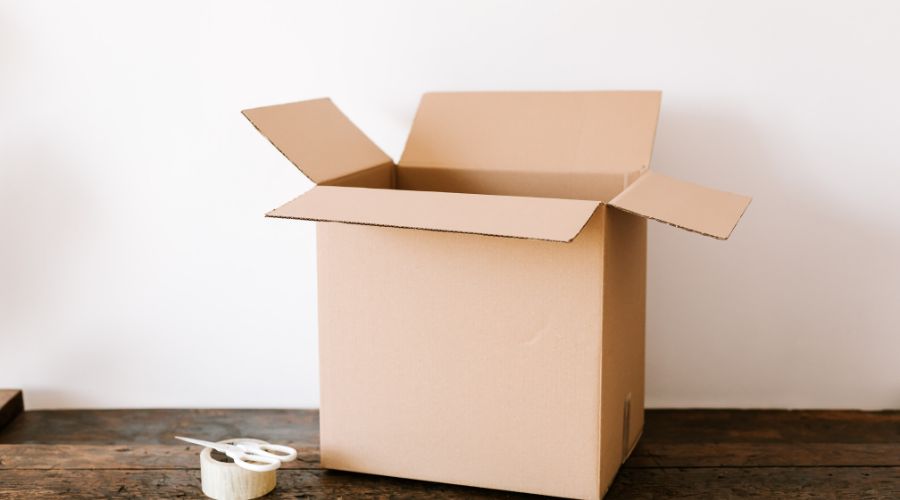 Box for packing a vacuum cleaner when moving house 