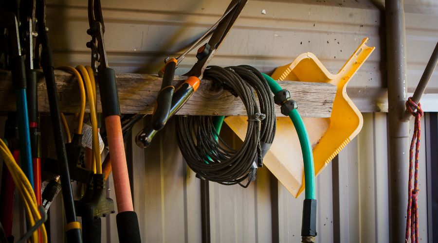 How to store garden tools