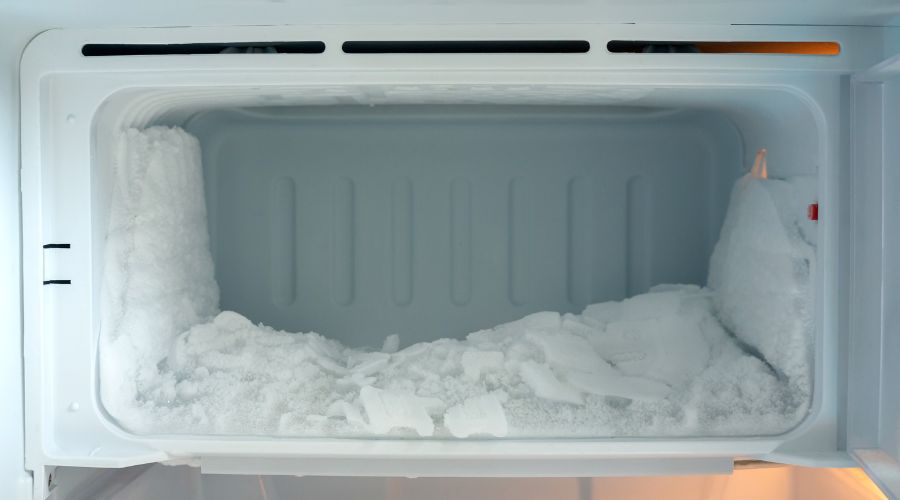 Defrosting a freezer before storing it